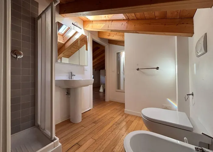 아파트 Wonderful With Attic In A Quiet Area