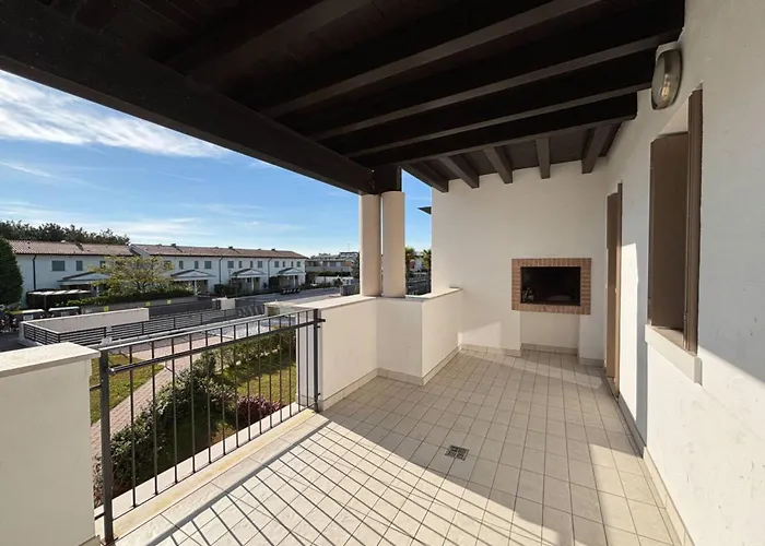 Wonderful With Attic In A Quiet Area شقة *